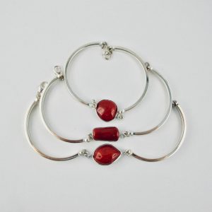  Bracelet semi-rigide en argent 925/100e et cabochon de véritable corail rouge de Méditerranée serti argent