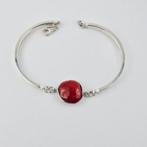  Bracelet semi-rigide en argent 925/100e et cabochon de véritable corail rouge de Méditerranée serti argent