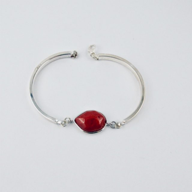  Bracelet semi-rigide en argent 925/100e et cabochon de véritable corail rouge de Méditerranée serti argent