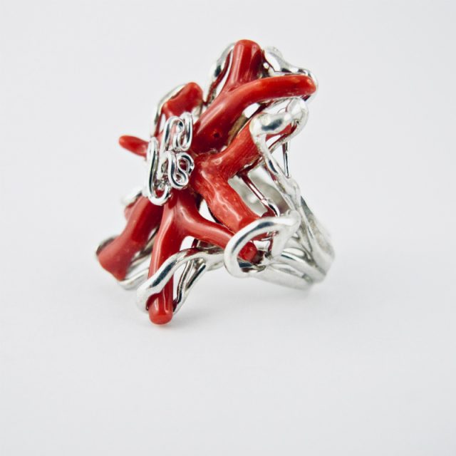 Bague reef corail,unionde 5 petites petites branches de véritable corail rouge de Méditerranée, en un petit récif en argent massif 925/1000ème.