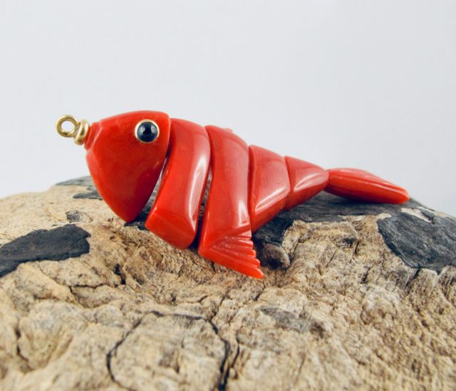 pendentif poisson articulé corail rouge et saphir bleu
