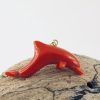 pendentif dauphin queue articulée corail rouge et or