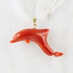 pendentif dauphin queue articulée corail rouge et or