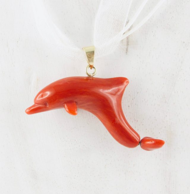 pendentif dauphin queue articulée corail rouge et or