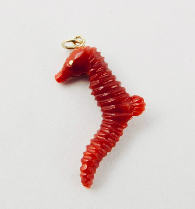 Pendentif hippocampe en corail rouge et or 750/1000e