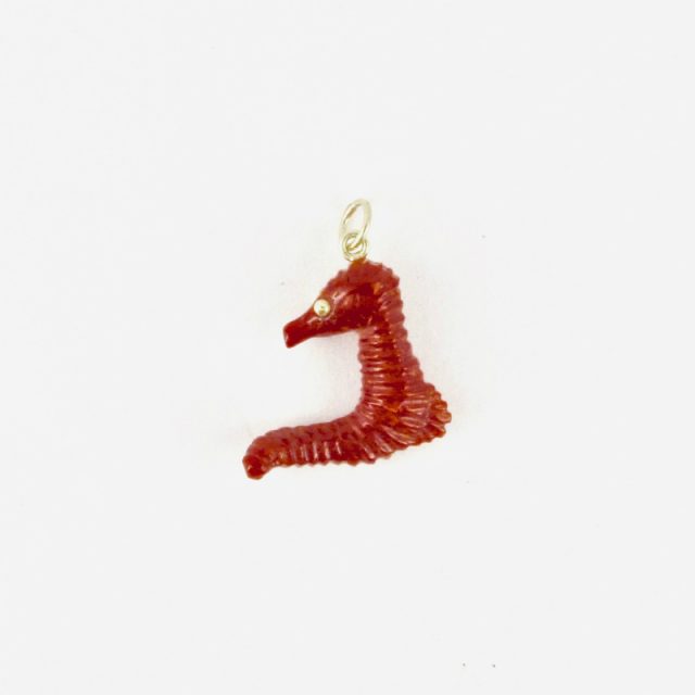 Pendentif hippocampe en corail rouge et or 750/1000e