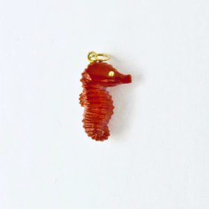 Pendentif hippocampe en corail rouge et or 750/1000e