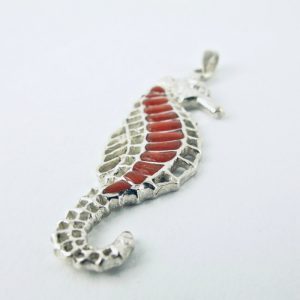 Pendentif hippocampe en véritable corail rouge de Méditerranée, travaillé en marqueterie  sur argent massif 925/1000e ciselé