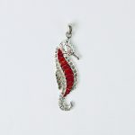 Pendentif hippocampe en véritable corail rouge de Méditerranée, travaillé en marqueterie  sur argent massif 925/1000e ciselé