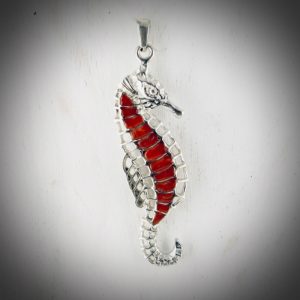 Pendentif hippocampe en véritable corail rouge de Méditerranée, travaillé en marqueterie  sur argent massif 925/1000e ciselé