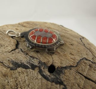 pendentif tortue corail rouge et black lip