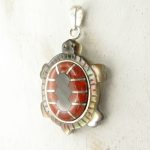 pendentif tortue corail rouge et black lip