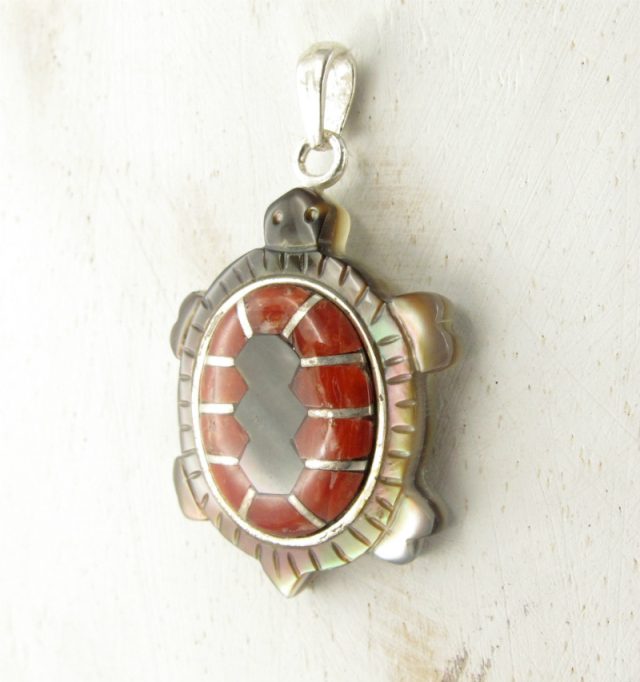 pendentif tortue corail rouge et black lip