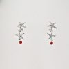 Boucles d'oreilles stelle, deux petites étoiles en argent massif et leur perle de véritable corail rouge de Méditerranée, monté sur clou argent