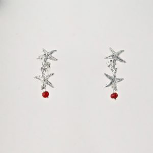 Boucles d'oreilles stelle, deux petites étoiles en argent massif et leur perle de véritable corail rouge de Méditerranée, monté sur clou argent