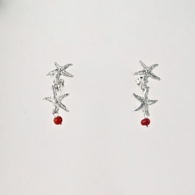 Boucles d'oreilles stelle, deux petites étoiles en argent massif et leur perle de véritable corail rouge de Méditerranée, monté sur clou argent