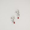 Boucles d'oreilles stelle, deux petites étoiles en argent massif et leur perle de véritable corail rouge de Méditerranée, monté sur clou argent