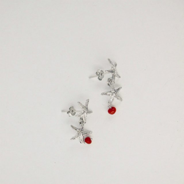 Boucles d'oreilles stelle, deux petites étoiles en argent massif et leur perle de véritable corail rouge de Méditerranée, monté sur clou argent