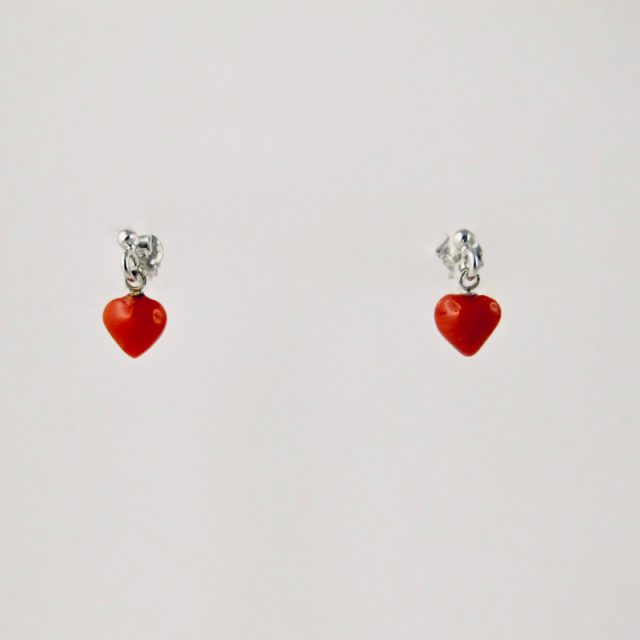 Boucles d'oreilles petit coeur en véritable corail rouge de Méditerranée, suspendu à une puce en argent 925/1000e 
