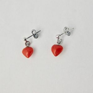 Boucles d'oreilles petit coeur en véritable corail rouge de Méditerranée, suspendu à une puce en argent 925/1000e 
