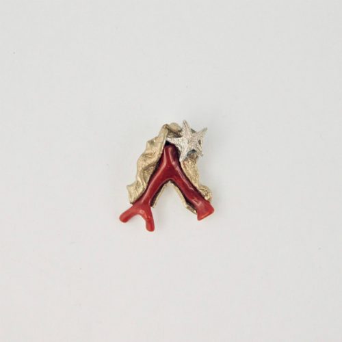 Pendentif ramo,  branche de véritable corail rouge de Méditerranée enveloppée d'une feuille de bronze plaqué or, ornée d'une petite étoile de mer en argent massif.