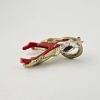 Pendentif ramo,  branche de véritable corail rouge de Méditerranée enveloppée d'une feuille de bronze plaqué or, ornée d'une petite étoile de mer en argent massif.