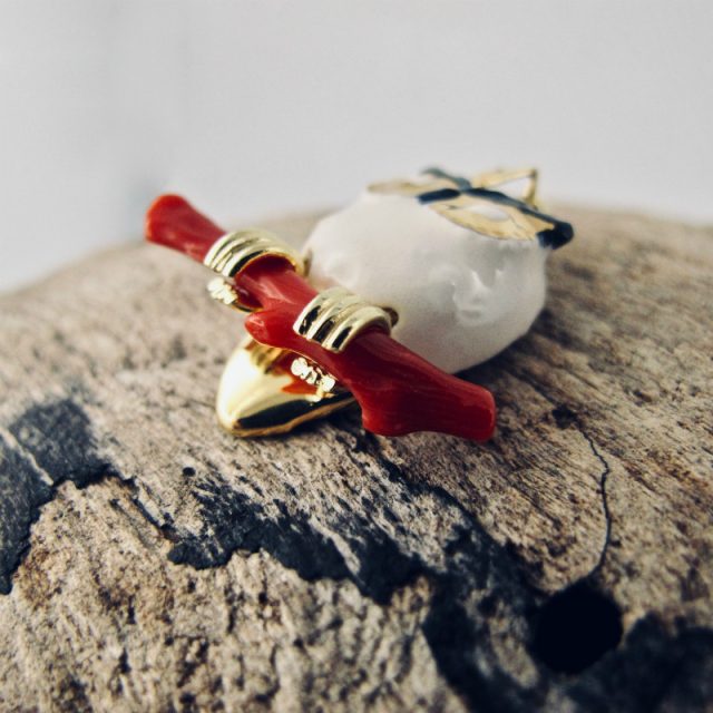 Pendentif Gufo Bianco, petite chouette enserrant une branche de véritable corail rouge de Méditerranée.