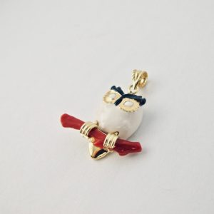 Pendentif Gufo Bianco, petite chouette enserrant une branche de véritable corail rouge de Méditerranée.