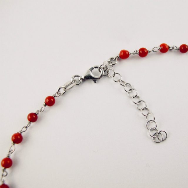 Collier perlina très fin et délicat composé de petites perles de corail rouge de Méditerranée de 3 mm et argent 925/1000