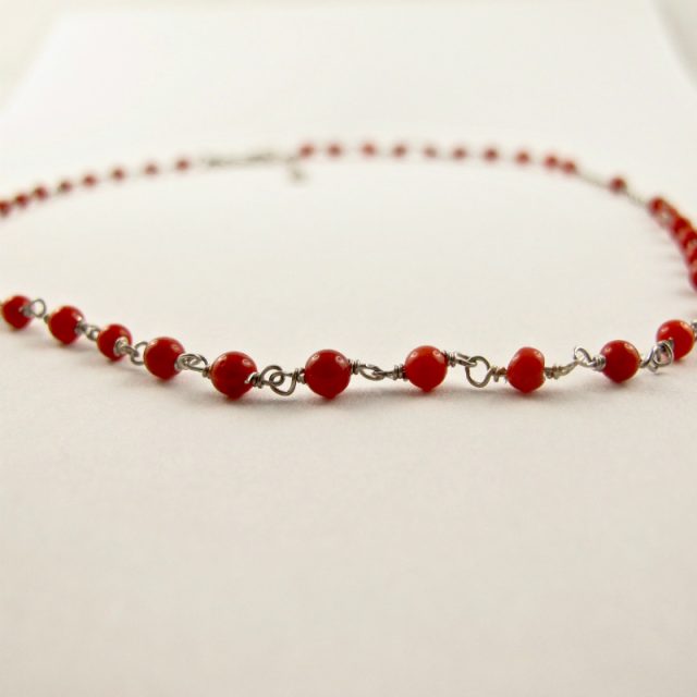 Collier perlina très fin et délicat composé de petites perles de corail rouge de Méditerranée de 3 mm et argent 925/1000