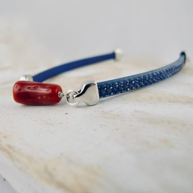 Bracelet miss Swaro, véritable corail rouge de Méditerranée et cristal de swarovski, sur argent 925/1000. Deux délicates rangées de pierres couleur caramel sont serties sur un ruban silicone au rendu velouté, ornant une barrette de corail rouge