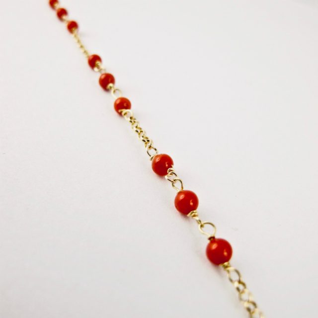 Bracelet perlina très fin et délicat composé de petites perles de véritable corail rouge de Méditerranée de 4 mm et argent 925/1000 plaqué or 18 carats (vermeil)