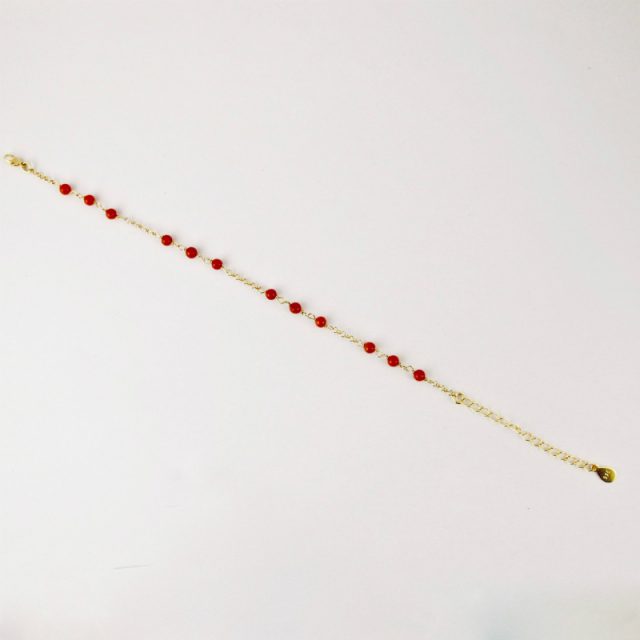 Bracelet perlina très fin et délicat composé de petites perles de véritable corail rouge de Méditerranée de 4 mm et argent 925/1000 plaqué or 18 carats (vermeil)