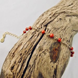 Bracelet perlina très fin et délicat composé de petites perles de véritable corail rouge de Méditerranée de 4 mm et argent 925/1000 plaqué or 18 carats (vermeil)