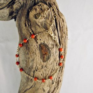 Bracelet perlina très fin et délicat composé de petites perles de véritable corail rouge de Méditerranée de 4 mm et argent 925/1000 plaqué or 18 carats (vermeil)