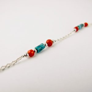 Bracelet de petites perles 3 mm  de véritable corail rouge de Méditerranée, perles de turquoise et chaine argent 925/1000e