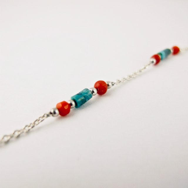 Bracelet de petites perles 3 mm  de véritable corail rouge de Méditerranée, perles de turquoise et chaine argent 925/1000e