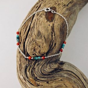 Bracelet de petites perles 3 mm  de véritable corail rouge de Méditerranée, perles de turquoise et chaine argent 925/1000e