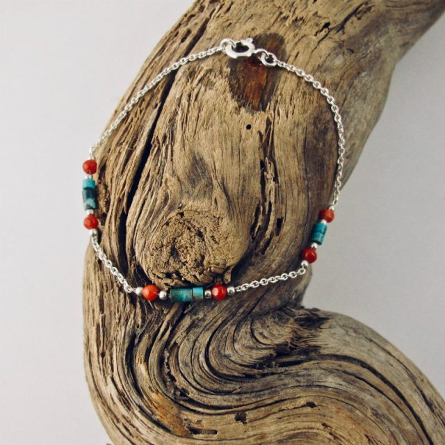 Bracelet de petites perles 3 mm  de véritable corail rouge de Méditerranée, perles de turquoise et chaine argent 925/1000e