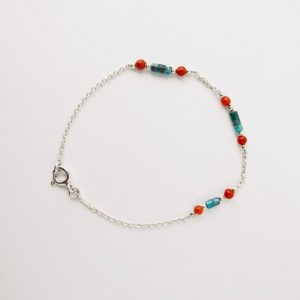 Bracelet de petites perles 3 mm  de véritable corail rouge de Méditerranée, perles de turquoise et chaine argent 925/1000e