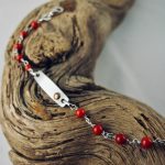 Bracelet gourmette de petites perles de 4mm de véritable corail rouge de Méditerranée, et plaque argent 925/100e rhodié prête à graver