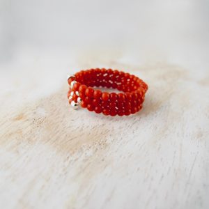 Bague corail fil mémoire, petites perles de 2 mm de diamètre de véritable corail rouge de Méditerranée sur fil métallique à mémoire de forme, sur 3 rangs, terminés par petite tulipe en argent 925/100e