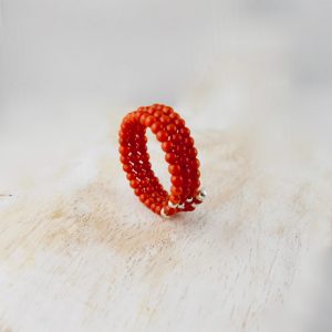 Bague corail fil mémoire, petites perles de 2 mm de diamètre de véritable corail rouge de Méditerranée sur fil métallique à mémoire de forme, sur 3 rangs, terminés par petite tulipe en argent 925/100e