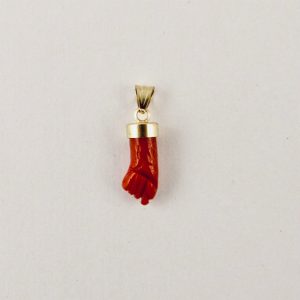 pendentif main corail rouge et or 18 carats