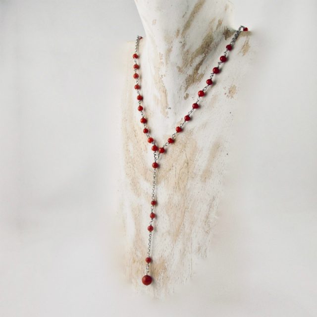 Collier sautoir en argent 925/1000, très fin et délicat composé de petites perles de véritable corail rouge de Méditerranée de 3 mm, avec sa perle 6 mm suspendue