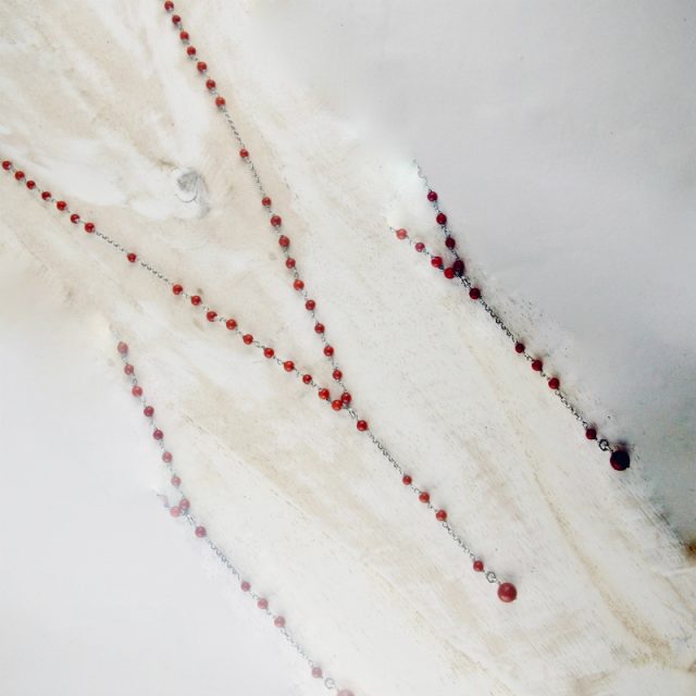 Collier sautoir en argent 925/1000, très fin et délicat composé de petites perles de véritable corail rouge de Méditerranée de 3 mm, avec sa perle 6 mm suspendue