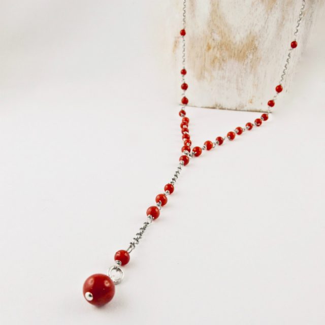 Collier sautoir en argent 925/1000, très fin et délicat composé de petites perles de véritable corail rouge de Méditerranée de 3 mm, avec sa perle 6 mm suspendue