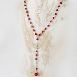 Collier sautoir en argent 925/1000, très fin et délicat composé de petites perles de véritable corail rouge de Méditerranée de 3 mm, avec sa perle 6 mm suspendue