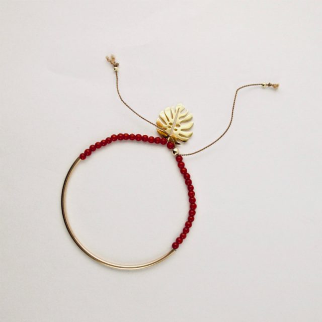 Bracelet  felicità, composé de perles 2,5 mm de véritable corail rouge de Méditerranée, montées sur fil de soie, tube demi-jonc et sequin feuille de philodendron en gold-filled.