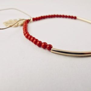 Bracelet  felicità, composé de perles 2,5 mm de véritable corail rouge de Méditerranée, montées sur fil de soie, tube demi-jonc et sequin feuille de philodendron en gold-filled.